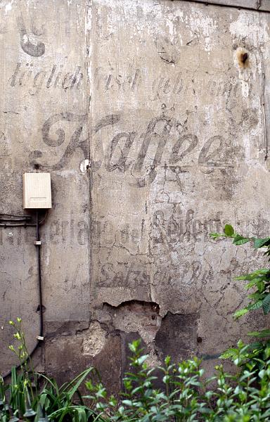 Dresden-Loschwitz, Grundstr. 23, 16.6.1996 (1).jpg - ... täglich frisch gebrannter Kaffee - Niederlage der Seifenfabrik Emil ...